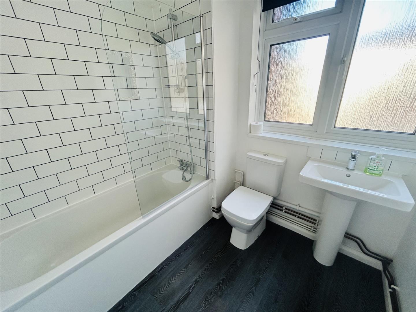 2 Bedroom Flat. Bourneside Court, Seaside Road in Eastbourne, East Sussex 4